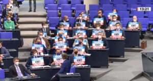Bundestag: Befragung von Bundeskanzler Olaf Scholz – AfD startet Protest-Aktion