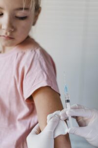 12-jährige Tochter einer Mitarbeiterin beim Deutschlandfunk leidet nach Impfung an Taubheitsgefühlen & Konzentrationsstörungen