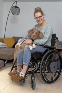 Impfbefürworterin und Lehrerin Amélie Funda (29) sitzt seit der 2. Corona-Spritze im Rollstuhl