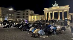 Während Corona noch voll auf Kurs, jetzt berichtet er vom Massengebet vor dem Brandenburger Tor