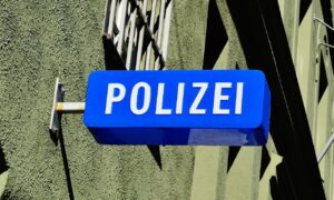 Warum sind Hausdurchsuchungen in Deutschland in? – Anwalt: Polizei ist in der Lage einen zu verprügeln